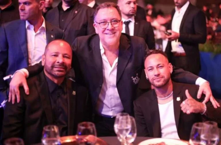 Vazamento sobre lesão de Neymar provoca crise entre família do craque e o Santos