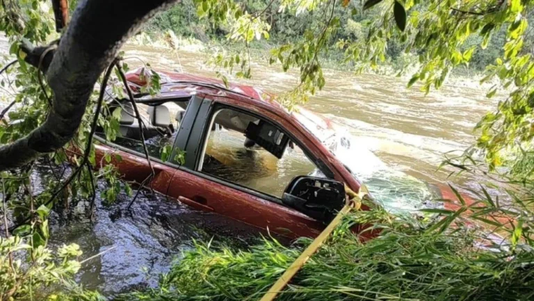 Jovem morre após carro cair em rio durante temporais no RS