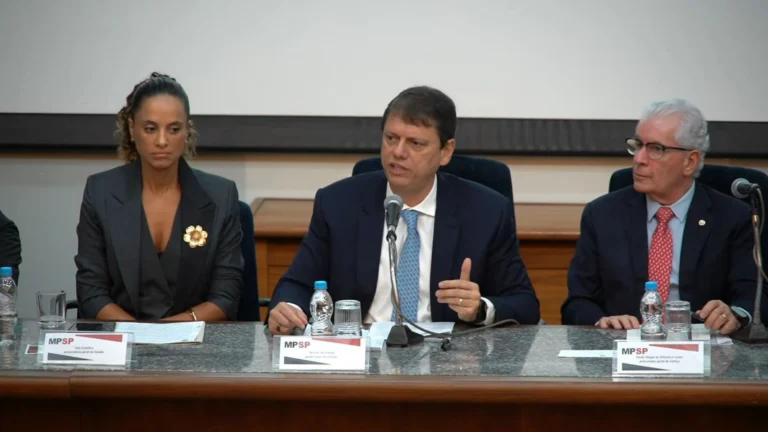 Grupo Refit “se especializou em não pagar tributos”, diz Tarcísio