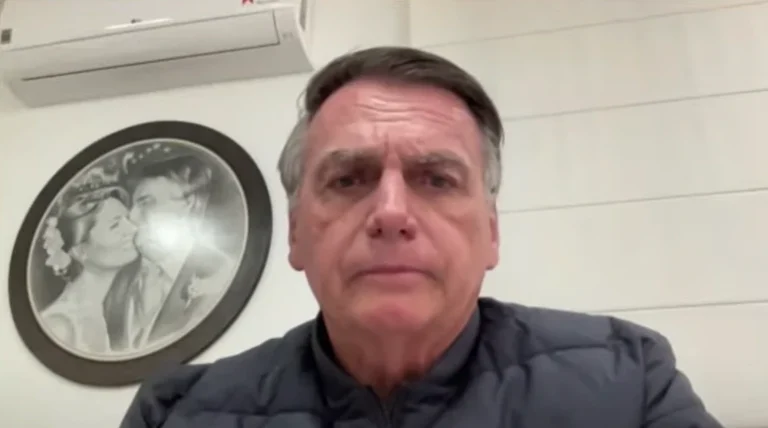 Indícios de fuga e tese de surto de Bolsonaro; especialista analisa prisão