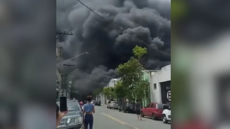 Incêndio atinge fábrica de tecidos na região do Brás; veja
