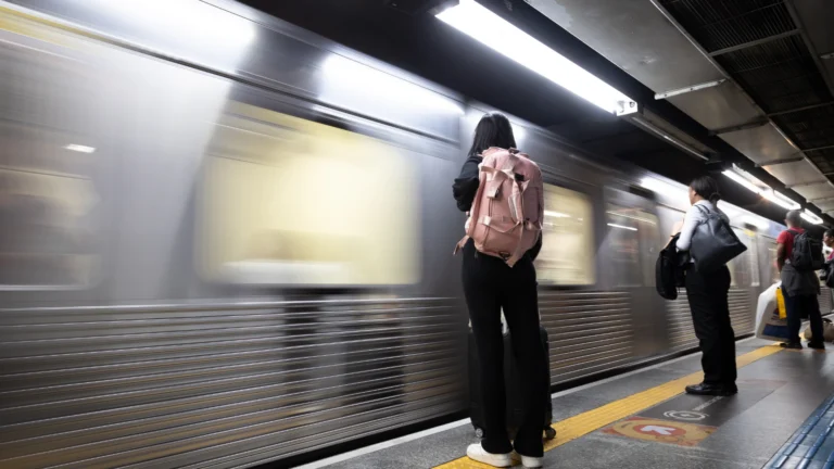 Carbonômetro: optar pelo uso de trens e metrôs diminuí poluição em SP