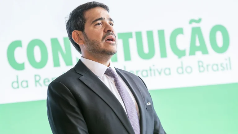 Messias revê plano e aposta em Lula e “blitz” no Senado e STF