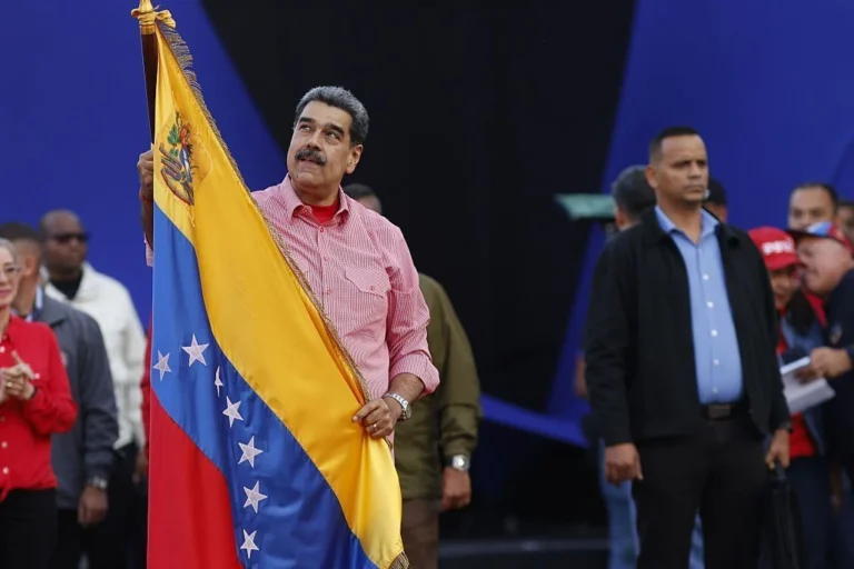 Maduro lidera marcha militar e promete defender a Venezuela contra ameaças