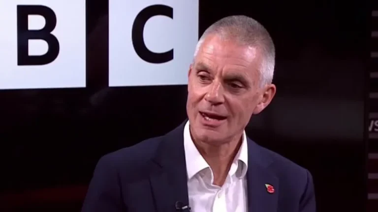 Ex-chefe da BBC diz que está orgulhoso da emissora em meio à crise