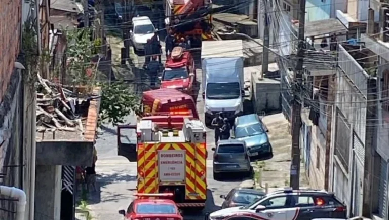 Homem fica soterrado após deslizamento de terra em São Paulo