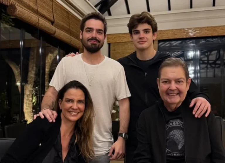Faustão comemora 24 anos de casamento e aparece sorridente em foto ao lado da esposa e de filhos