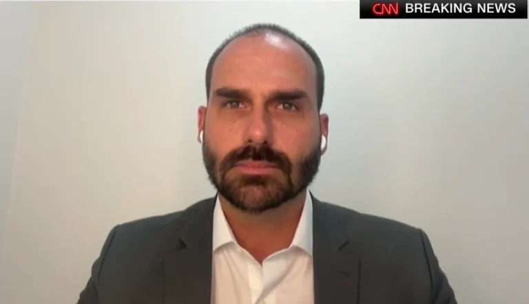 Prisão de Bolsonaro não influência tarifas, diz Eduardo à CNN