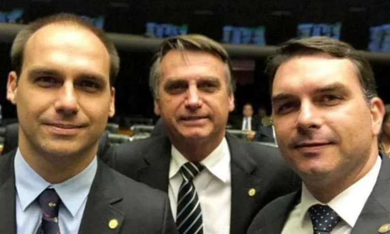 Patéticas, diz Moraes sobre ações de Eduardo e Flávio para atrapalhar processo contra Bolsonaro