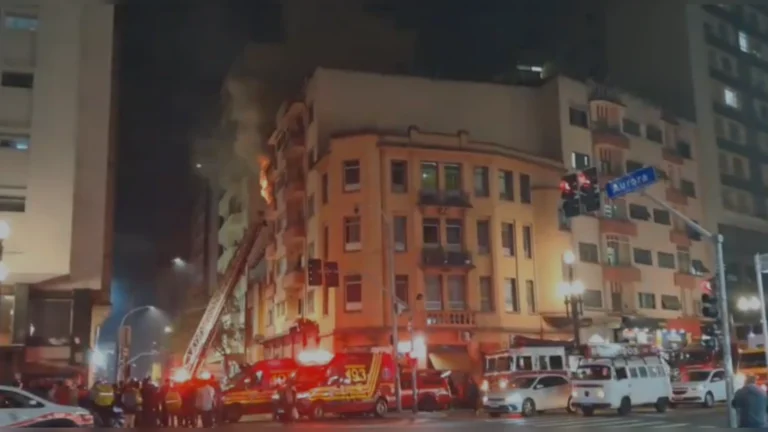 Prédio pega fogo na República, região central de São Paulo