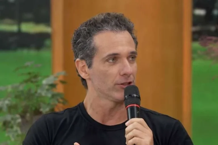 Ator da Globo relembra trauma com xenofobia: Era um terror
