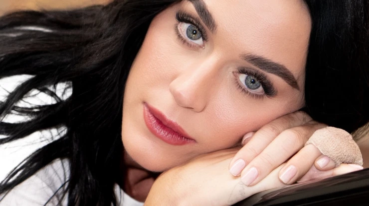 Katy Perry fala sobre dificuldade de lançar música sobre término