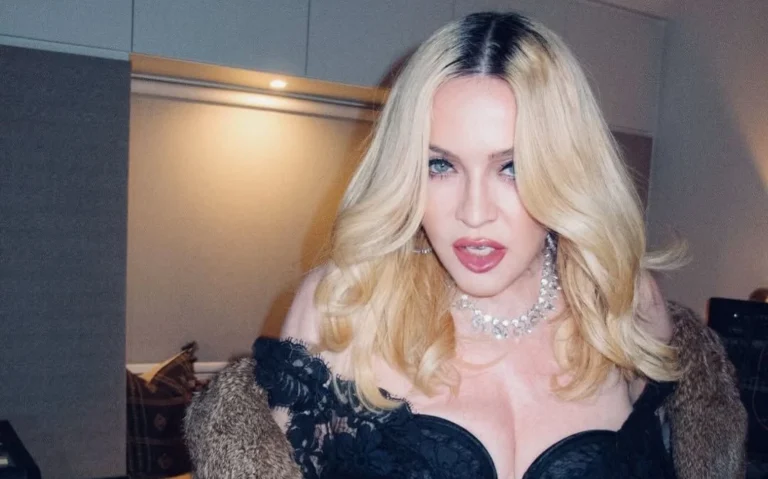 Madonna ganha elogios ao posar com vestido decotado: “Maior que temos”