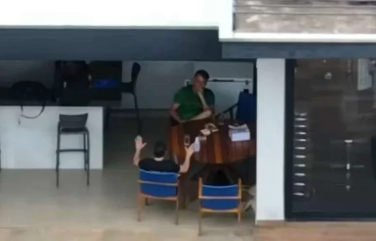 Defesa diz a Moraes que Bolsonaro ‘não fez contato visual’ com celular de Nikolas e que cumpriu medidas