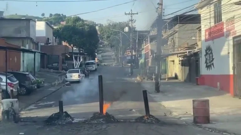 Polícia faz operação contra “mentor de barricadas” e finanças do CV no Rio