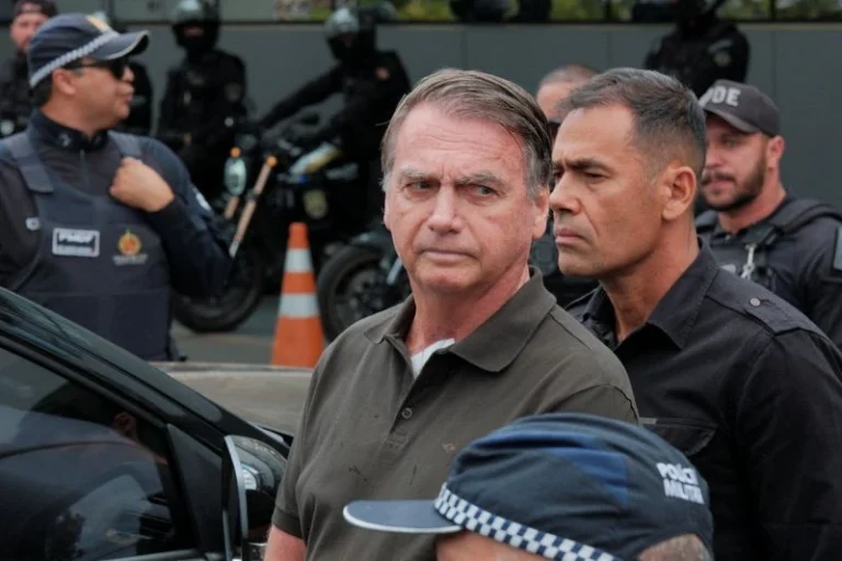 Médico de Bolsonaro diz que equipe irá a Brasília “no momento oportuno”