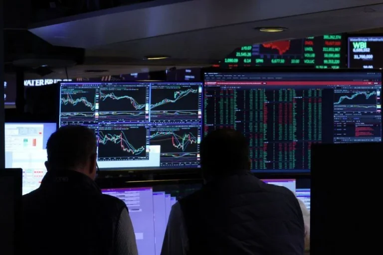 Wall Street apresenta queda após fim do shutdown no governo dos EUA