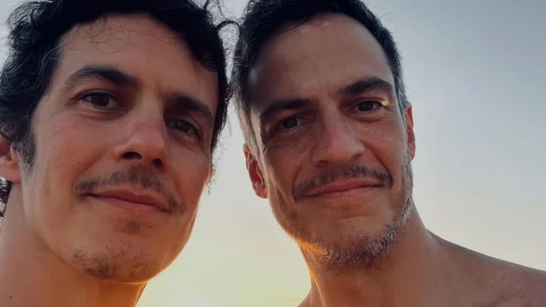Mateus Solano posta foto com irmão caçula e web reage: “Gêmeos”