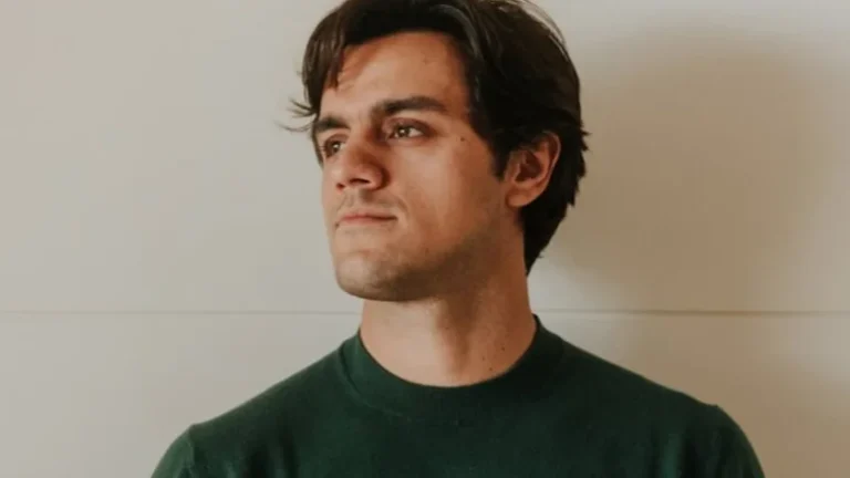 Felipe Simas desabafa sobre medo de ter admitido que se converteu a religião