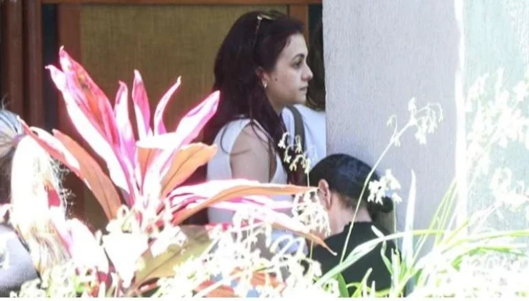 Luto! Klara Castanho chora muito no velório da mãe de Mel Maia
