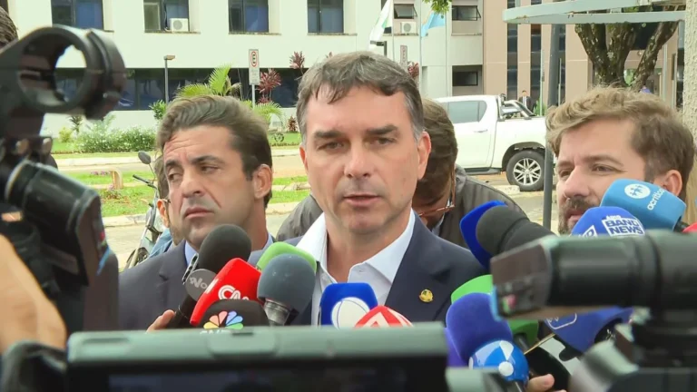 Análise: Flávio Bolsonaro reduz danos ao se retratar com Michelle