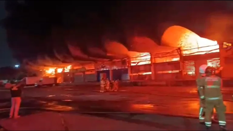Quatro bombeiros passam mal durante combate a incêndio na Ceasa no Rio