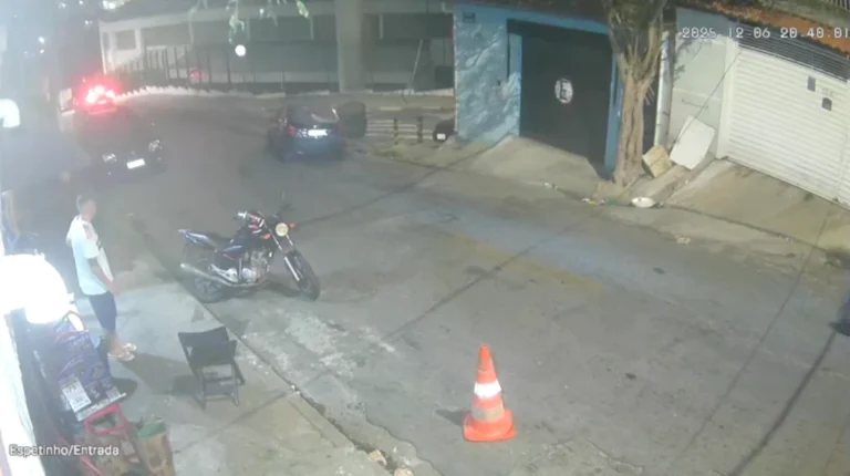 Vídeo: mulher salta de carro após ser esfaqueada pelo ex em Osasco (SP)