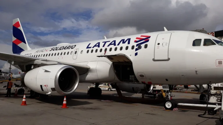 Procon notifica Latam sobre uso de “banheiros premium” em aeronaves