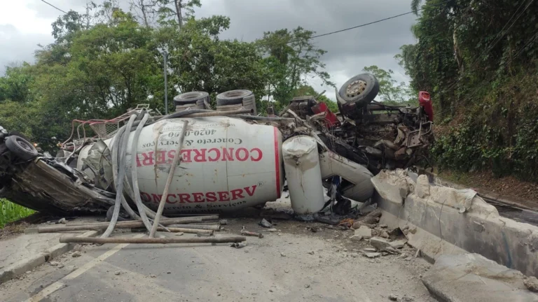 Acidente envolvendo caminhão deixa dois mortos em rodovia de SP, veja vídeo