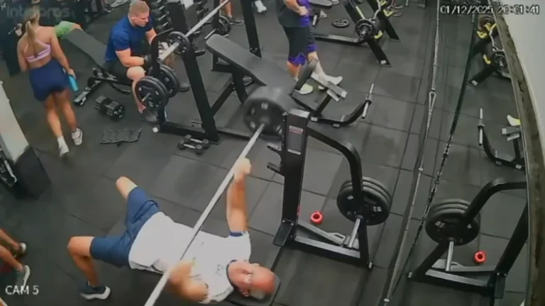 Vídeo: homem morre após ser atingido por barra de supino em academia