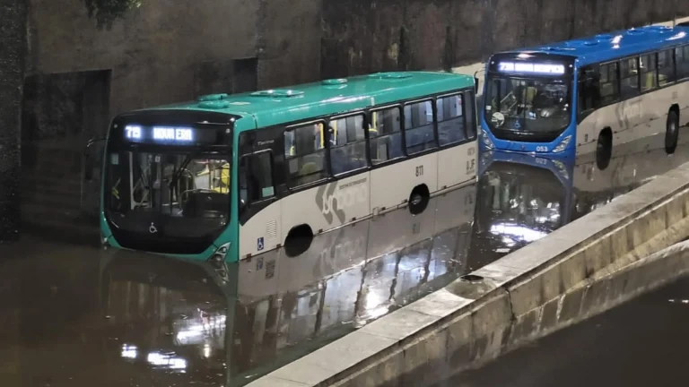 Chuva de mais de 100 mm devasta Juiz de Fora (MG) com alagamentos e cratera