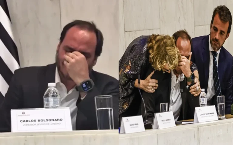 Emocionado, Carlos chora e cita Jair Bolsonaro durante homenagem surpresa
