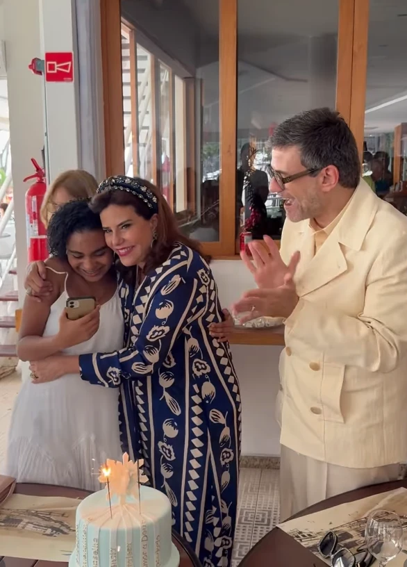 Filha de Glória Maria é crismada no catolicismo e ganha almoço de Narcisa