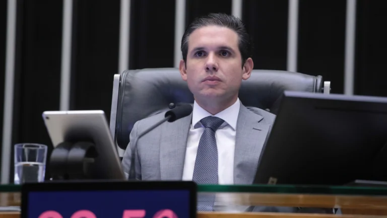 Análise: Hugo Motta tentou “canetar”, mas faltou combinar com os pares