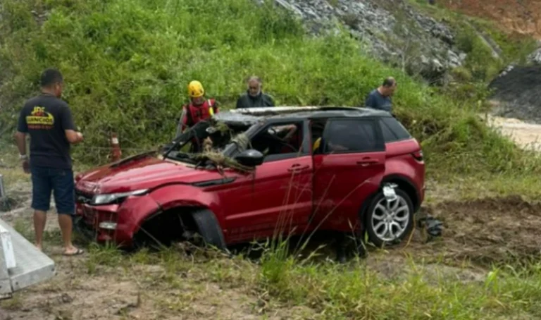 Bebê e casal são encontrados mortos após carro ser levado por correnteza durante fortes chuvas em SC