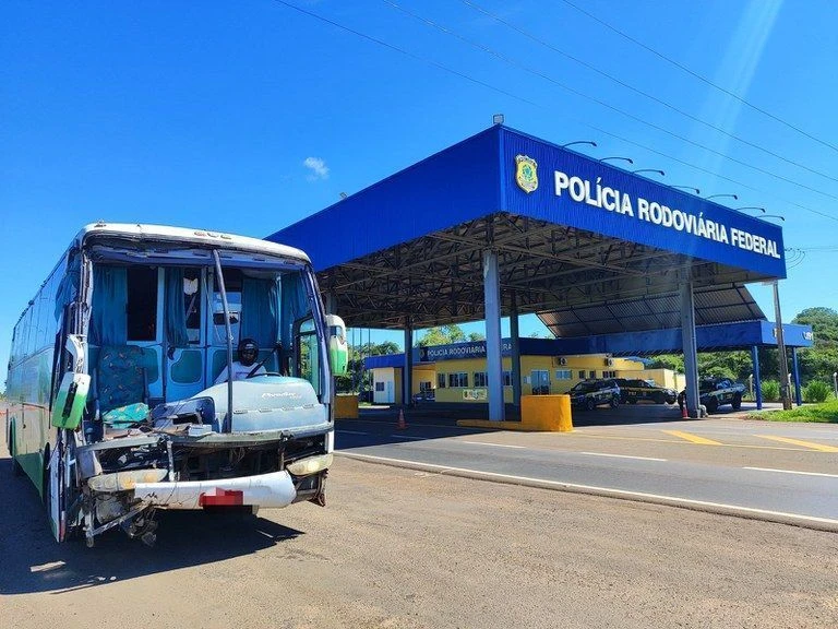 Motorista é flagrado dirigindo ônibus batido e sem para-brisa no MS
