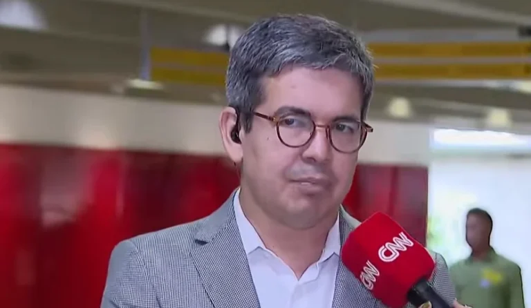 Randolfe Rodrigues à CNN: Não acredito em crise do governo com Alcolumbre