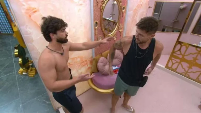 BBB 26: Big Fone causa treta entre Jonas e Paulo Augusto após queda
