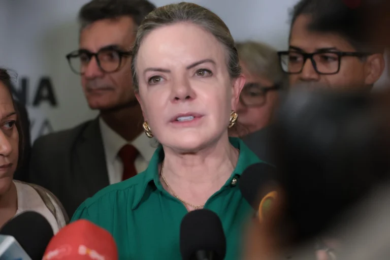 À CNN, Gleisi define “intervenção” de Trump na Venezuela como “grave”