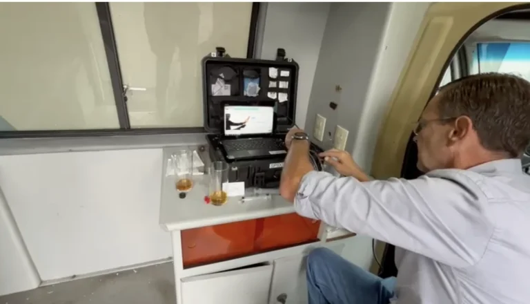Van com laboratório vai analisar bebidas vendidas no Carnaval do Rio