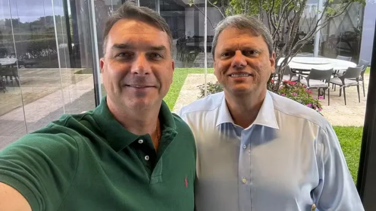 “Tarcísio está com a gente”, diz Flávio Bolsonaro sobre apoio do governador