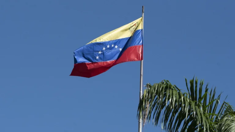 População da Venezuela estoca comida após ataque dos EUA