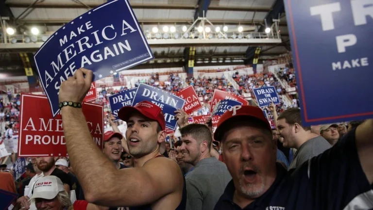 Política migratória de Trump gera crise interna no Maga, diz pesquisadora