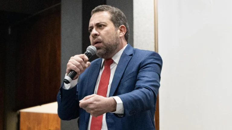 Brasil não vai se curvar a quem quer que seja, diz Boulos