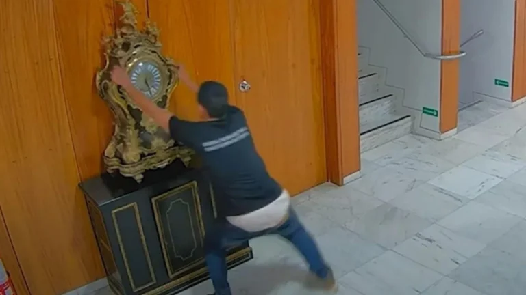 Moraes manda Justiça recalcular pena de homem que destruiu relógio no 8/1