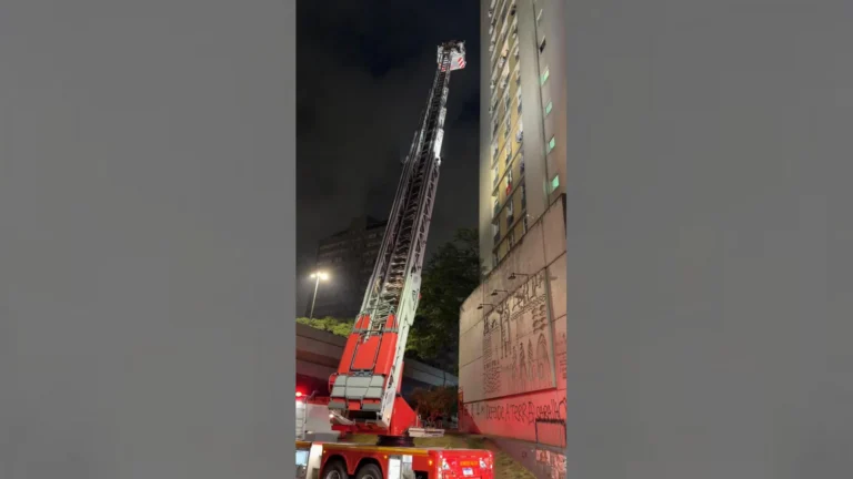 Incêndio atinge prédio no Centro Histórico de Porto Alegre