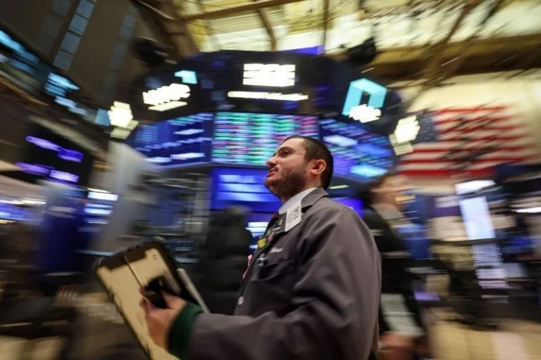 Wall Street cai após Trump anunciar Kevin Warsh para presidência do Fed
