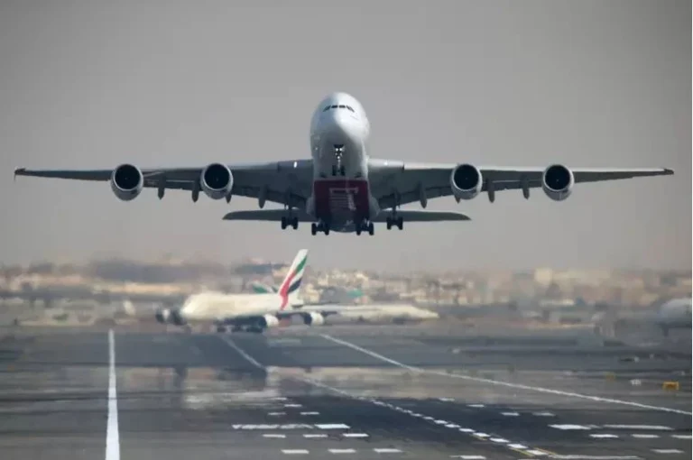 Aeroportos de Dubai suspendem todas as operações de voo