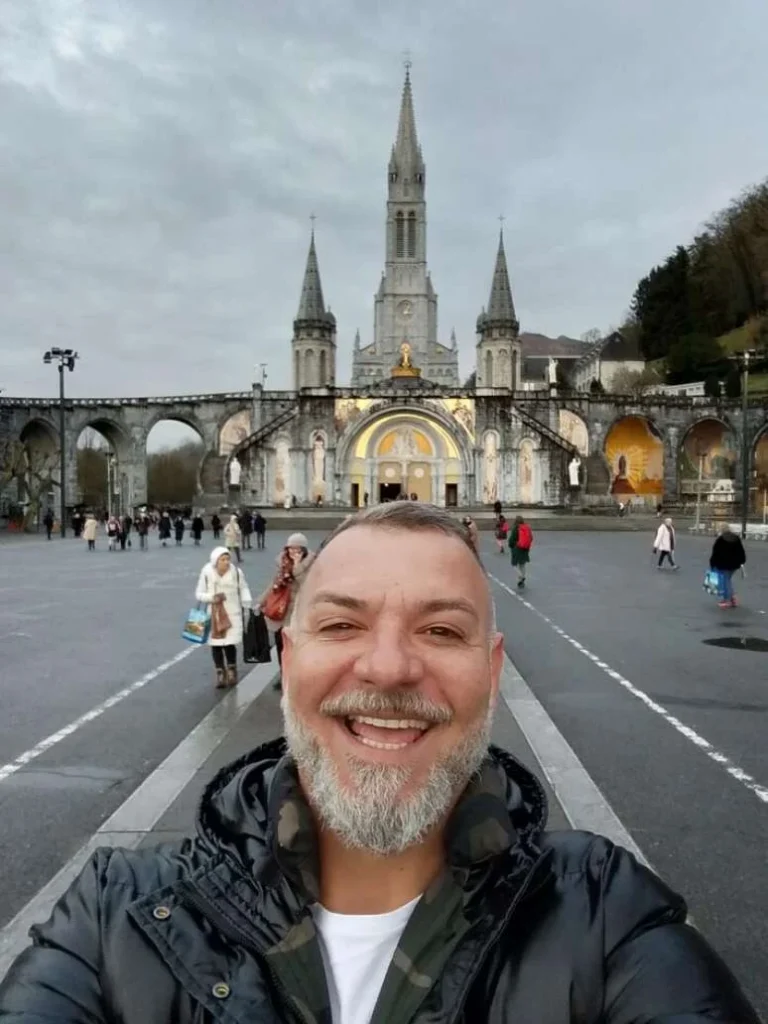 Ex-BBB é cercado por homens e roubado em Portugal e relata momentos de pânico