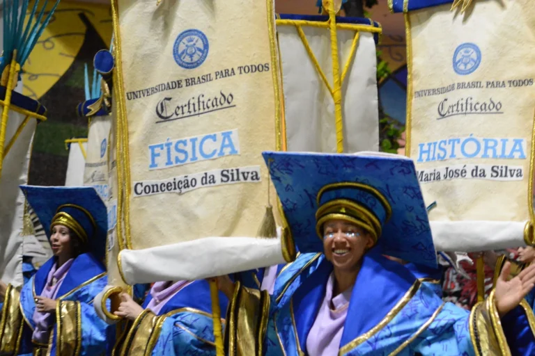 Análise: Desfile sobre Lula dialoga diretamente com campanha à reeleição